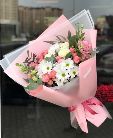 Букет цветов из: Розы, Лизиантусы и Хризантемы в Старолеушковской